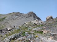 Sul ghiaione, il primo tratto di sentiero verso il monte Bellino visto dal bivacco.