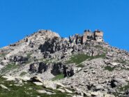Lo straordinario castello di roccia verso il Monte Bessun