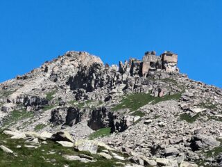 Lo straordinario castello di roccia verso il Monte Bessun