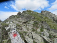Segnali rossi lungo la cresta. In alto a dx nella foto la Tète du Praz