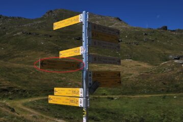 La palina con il segnavia 4 all’Alpe Palasina, poi però del sentiero 4 si perdono le indicazioni fin quasi a Lavassey