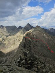 _4 avvicinamento alla cresta in rosso - vista panoramica della cresta percorsa da metà del passaggio di III