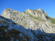 Anticima Nord (m.2584) e Rocca di Maraquaia' (m.2401) con al centro la rampa erbosa da percorrere