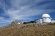 L'osservatorio astronomico e la vetta sullo sfondo