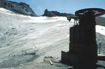 il ghiacciaio nell'agosto del 1991....con ancora presenti gli scheletri del vecchio impianto di risalita