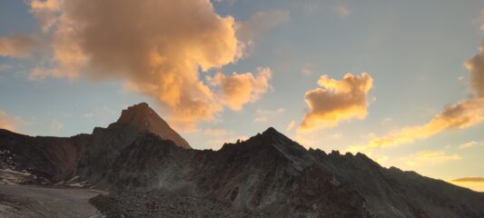 La Grivola e la cresta al tramonto dal bivacco Gratton