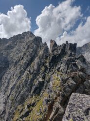 La frastagliata cresta che porta alla cima di Valbona