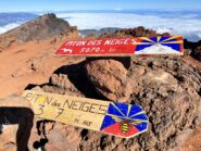 La cima dell'unico 3000 dell'Oceano Indiano con la bandiera di Reunion che ricorda quella del Tibet Free 
