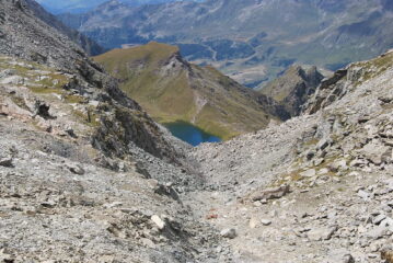 Arrivati al colle 2891 m si vede il Lac Perrin. La via di discesa non è così agevole