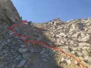 Ultimi 150m con molto sfasciume e terreno instabile; a metà si consiglia di spostarsi a sx vicino le pareti rocciose.