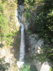 Dal sentiero di avvicinamento si vede la cascata del Tinaccio, se è come nella foto la portata permette di entrare nella stretta gola a S