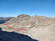 La cima vista dal passo di Tablasses. In rosso il percorso indicativo da seguire per raggiungere il sentiero che porta alla vetta 