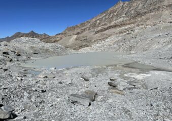 lago ai piedi del ghiacciaio