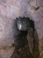 La grotta sotto la cima
