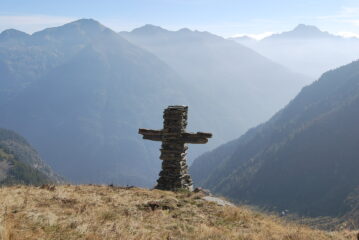 La croce in pietra a Pianhi (2131 m)