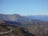 in primo piano la cima Besimauda e all'orizzonte le cime della Val Maira 