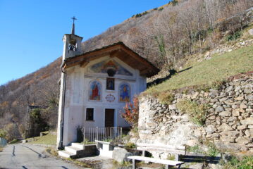 L’arrivo alla chiesa dell’Addolorata a Crestaz-Fey dessous dove le indicazioni sono di più difficile individuazione