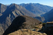 Dalla vetta: la dorsale di salita, Croix Courma e PS Martin con l’imbocco della Valle di Gressoney. Sullo sfondo il Mombarone