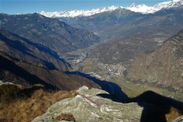 Fondo valle dalla vetta: Verres e l’imbocco della Val d’Ayas, Champdepraz e la strada per La Veulla. In fondo S. Vincent-Chatillon