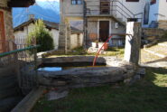 La fontana a Biel, con vasca di pietra in monoblocco