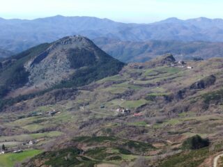 Monte Dragnone e Monte Castellaro dalla Roccia Cantarella
