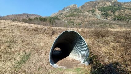 Il grosso tubo di accesso al sentiero