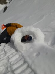 Strane forme di neve presso il rifugio