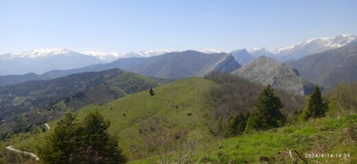 Percorso di crinale con il Bric Castagnino (m.1218) al centro e il Monte Ariolo (m.1223) a sx e la Rocca Ferraira (m.1301) a dx 