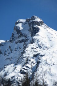 L'Eiger di Prali dalla strada: Envie de froid passa nella parete in ombra ed esce nell'evidente rampa sotto il cappello