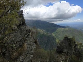 Il rilievo, la valle e la Quinseina nelle nubi.