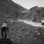 La barriera rocciosa con il canalino obliquo (e bagnato) da salire