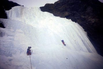 proporzioni notevoli e spazio per due cordate sul cascatone