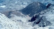 Dal piede del ghiacciaio le tende del campo alto a 5600 m.
