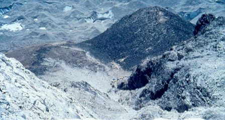 Dal piede del ghiacciaio le tende del campo alto a 5600 m.