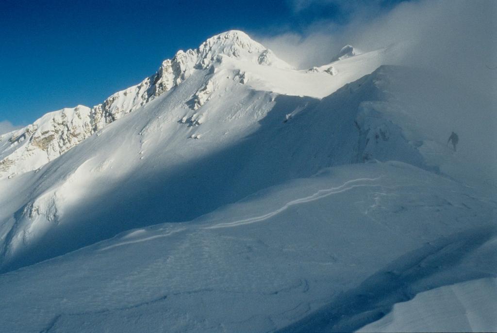 salendo verso il Passo della Portella e il Pizzo Cefalone (3-1-1996)