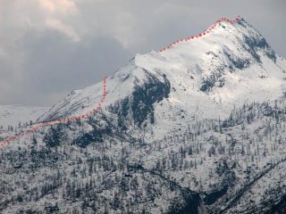 La cima fotografata da Pian Attia con tracciato di salita