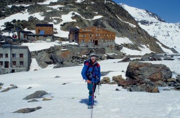 Stelvio all'inizio del ghiacciaio, con il Rifugio Similaun alle spalle (21-6-1998)