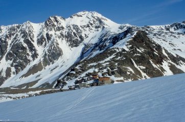 Rifugio Similaun e Punta di Finale, visti dalla Vedretta del Giogo Basso (21-6-1998)
