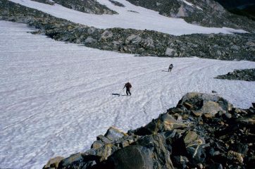 Gianni e Guido salgono nel primo tratto del Ghiacciaio di Chavannes (26-7-1998)