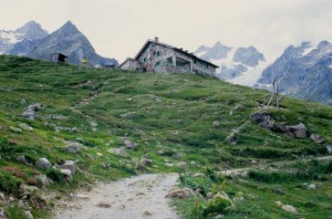 il Rifugio Elisabetta, nostro punto d'appoggio per la salita alla Punta Lechaud (25-7-1998)
