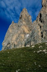 lo svettante e slanciato Campanile di Funes dal Plan Ciantier (6-9-1998)