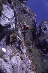 Guido sale la scala iniziale della via ferrata (2-5-1999)