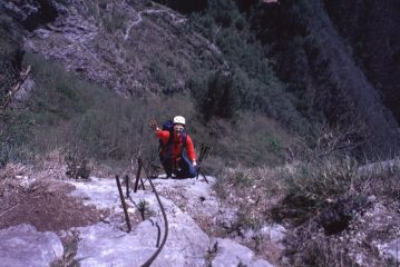 Stelvio sale nella parte intermedia della ferrata (2-5-1999)