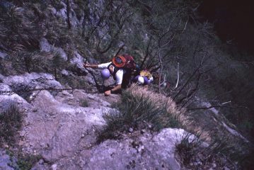 superando un bel risalto verticale (2-5-1999)