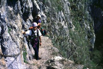 lungo una cengia della ferrata (2-5-1999)