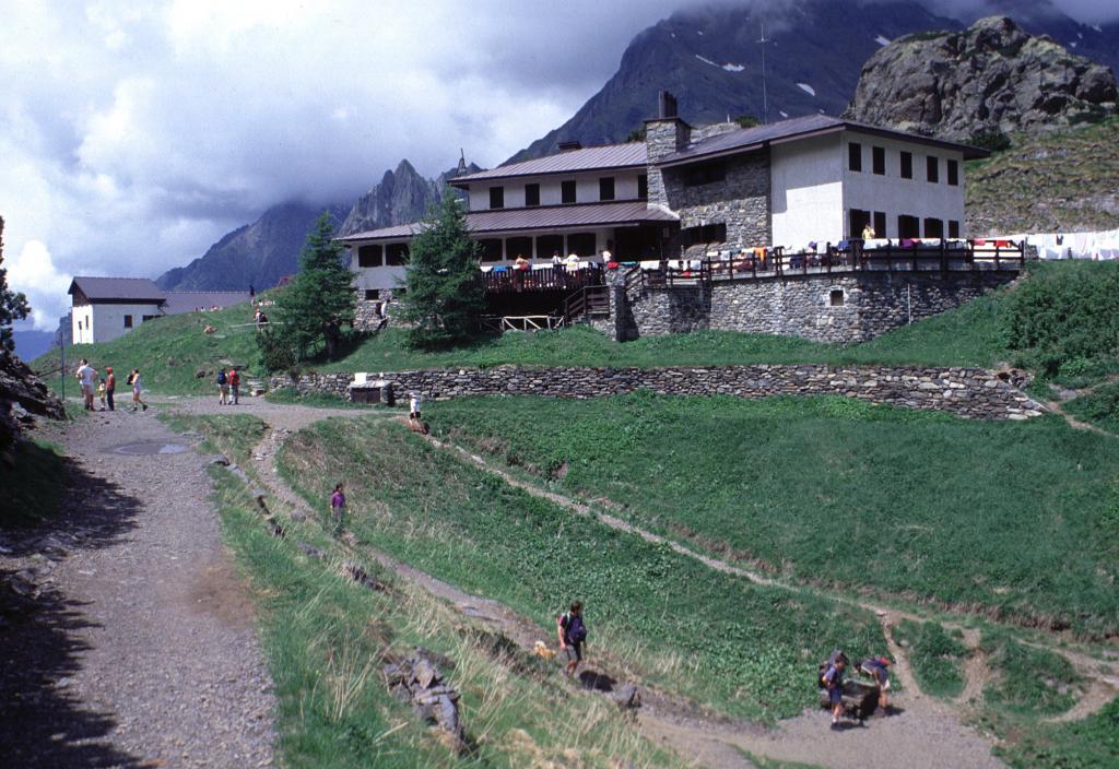 il Rifugio Curò (12-6-1999)