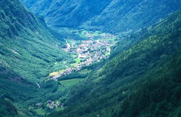 Valbondione, il punto di partenza per la salita al Rifugio Curò (12-6-1999)