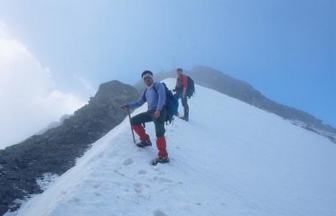 salendo la cresta finale verso la cima (13-6-1999)