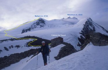 in discesa dalla Cabane de Tracuit con la cima sullo sfondo e la via seguita (11-7-1999)