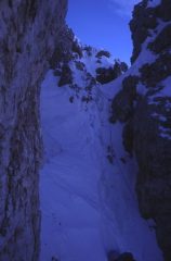 un tratto delicato nella parte alta della ferrata...un ripido canalino innevato (1-1-2000)